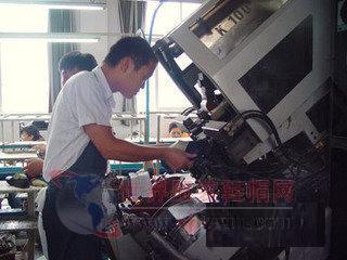 桐鄉市制鞋企業考察百麗、達芙妮生產工廠-世界服裝鞋帽網-行業門戶.全國十佳電子商業行業門戶網站